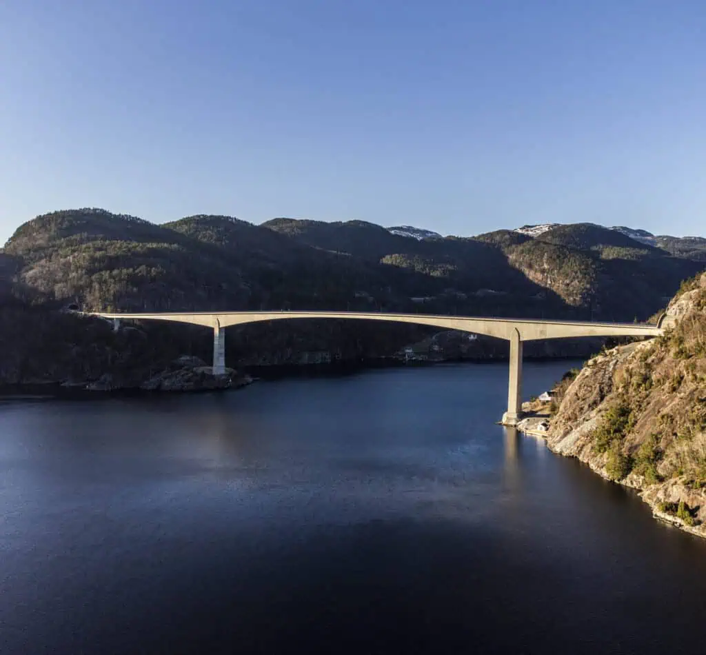 Ostasteidn rasteplass ved Sandfjordbrua i ved Suldalsfjorden, rett etter Sandfjordsbrua